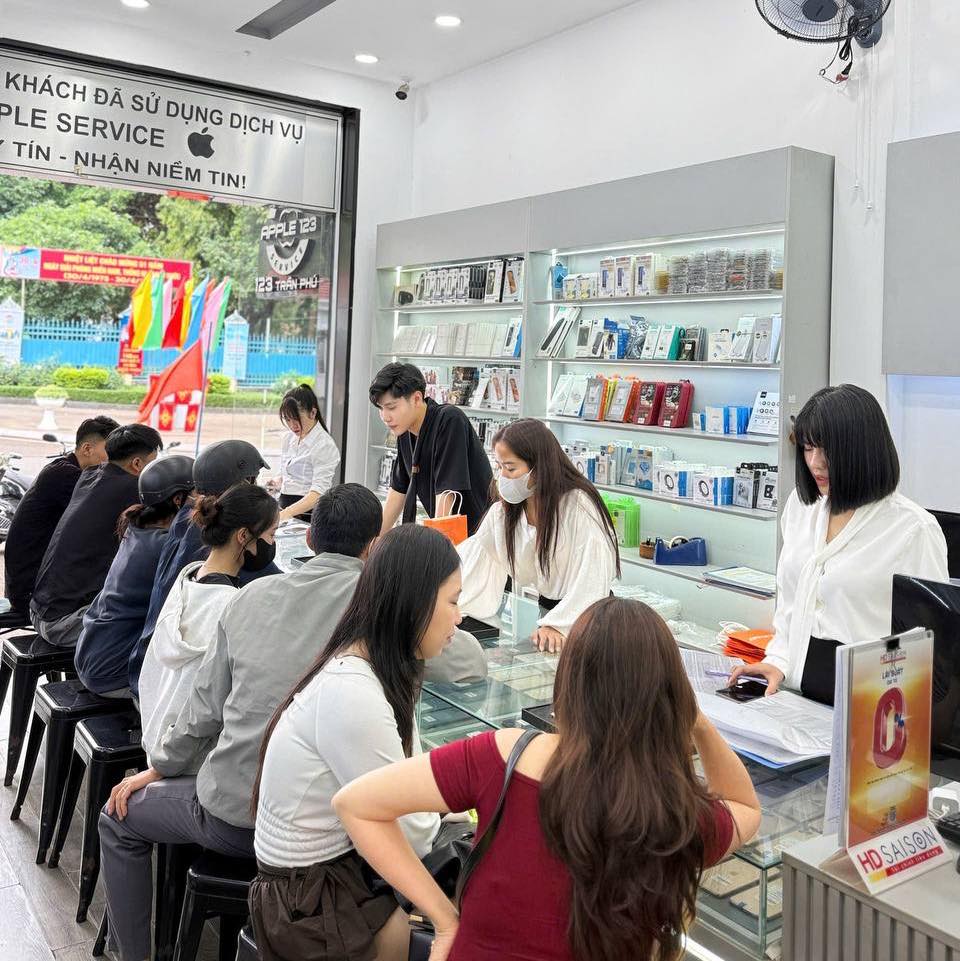 Khách hàng tại Apple 123 Pleiku