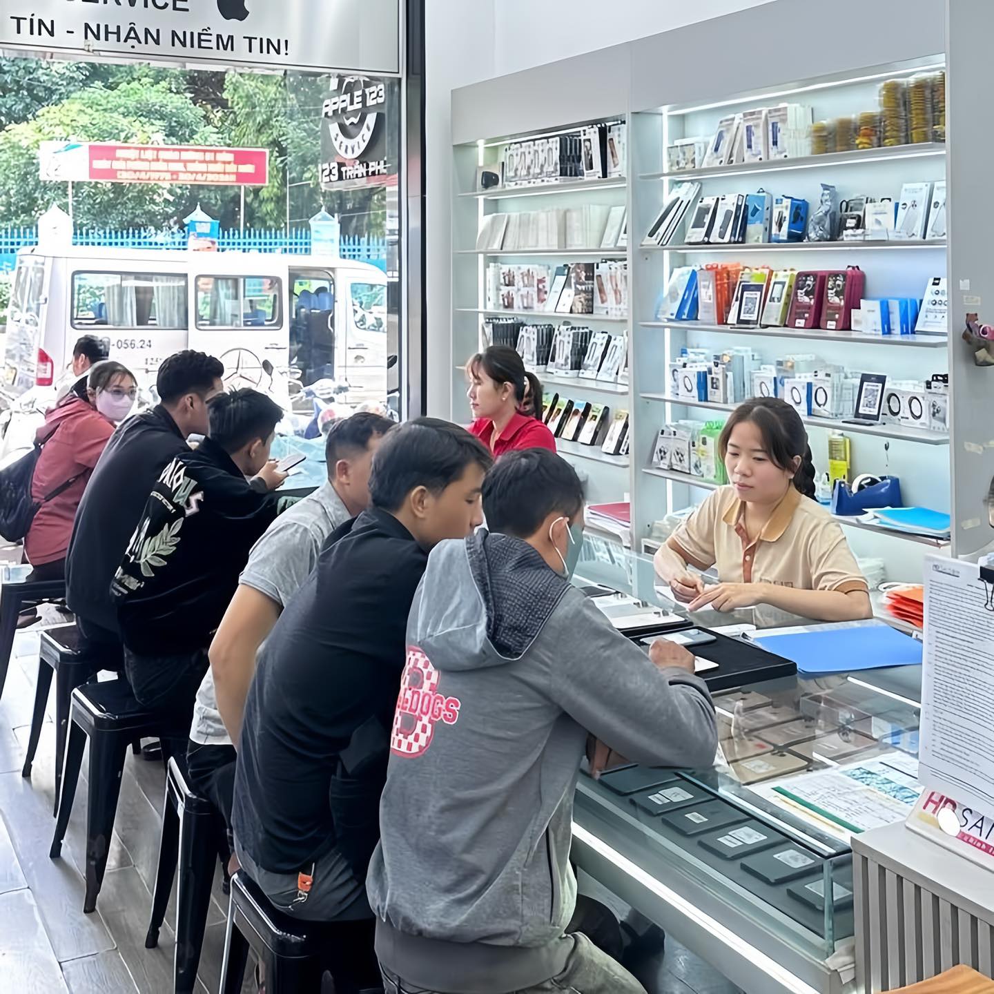 Khách hàng tại Apple 123 Pleiku