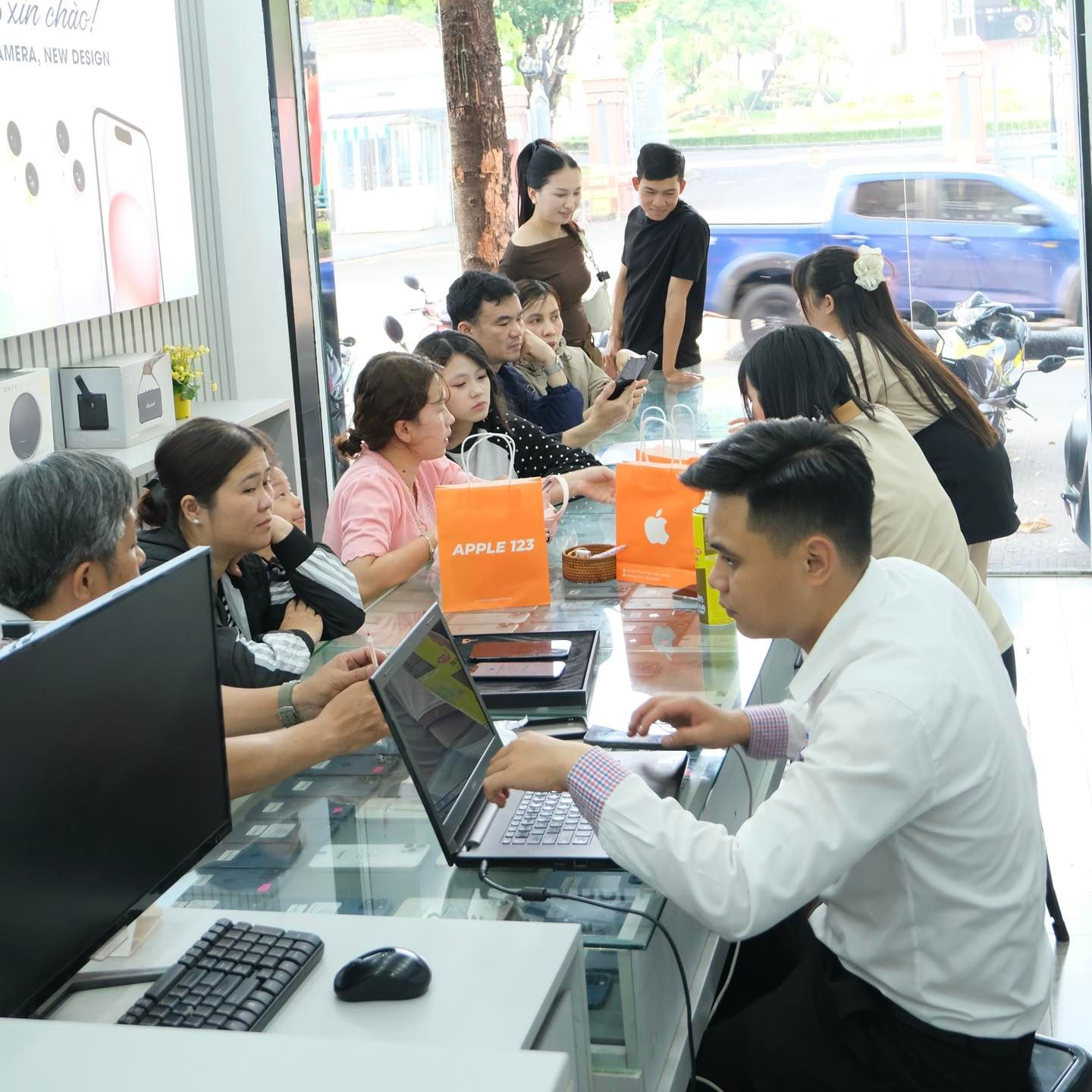 Khách chọn máy tại Shop Apple 123 — 123 Trần Phú, Pleiku